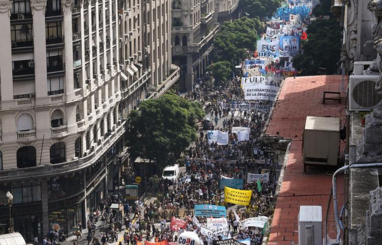 Multitudinaria protesta docente en Plaza de Mayo