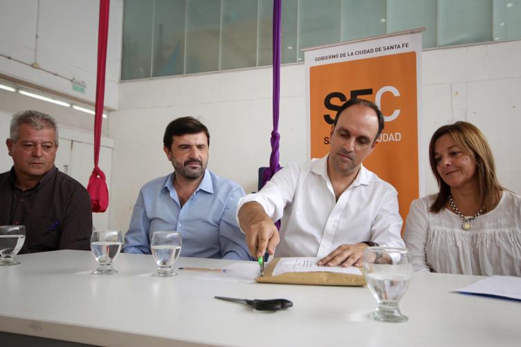 Pavimentarán accesos a escuelas de la capital