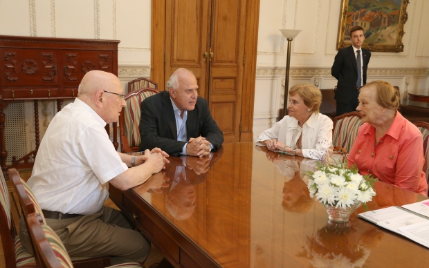 El gobernador duante la entrega del aporte