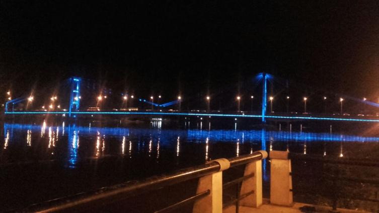 Inauguran la nueva iluminación del Puente Colgante
