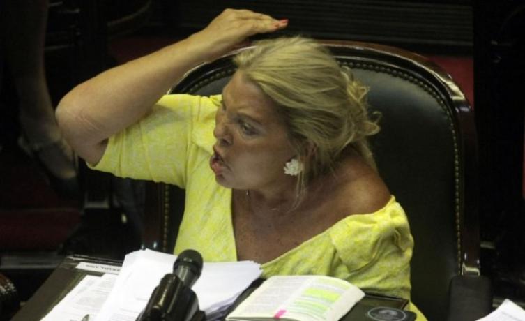 Carrió le pidió a Macri que la defienda