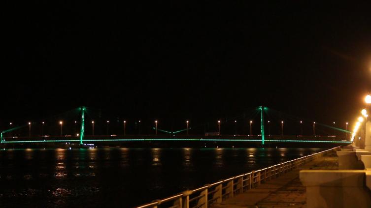 El Puente Colgante se tiñe de verde