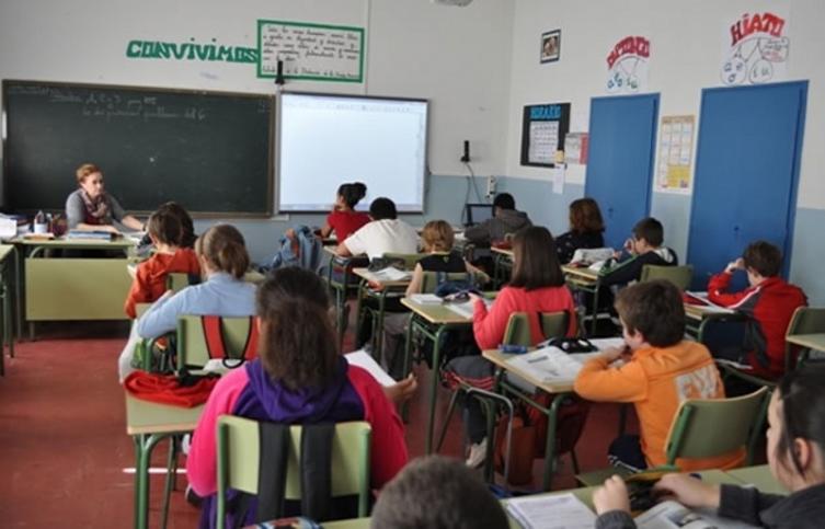 Proponen educación pública para los hijos de funcionarios