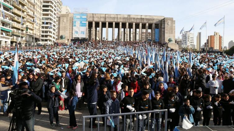 Más de 15 mil alumnos prometieron lealtad a la Bandera