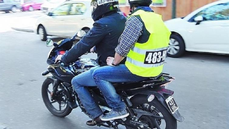 Quieren prohibir la circulación en motos con acompañante