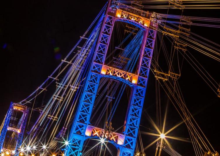 El Puente Colgante se ilumina con los colores de la diversidad sexual