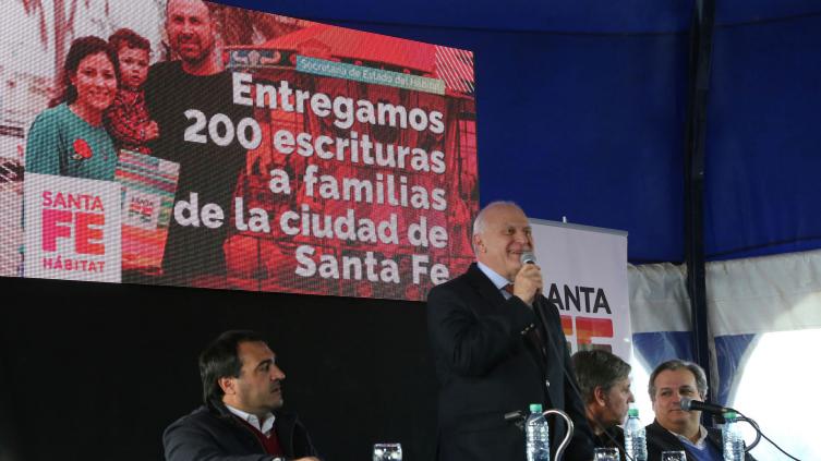 Entregaron más escrituras de viviendas a vecinos de Santa Fe