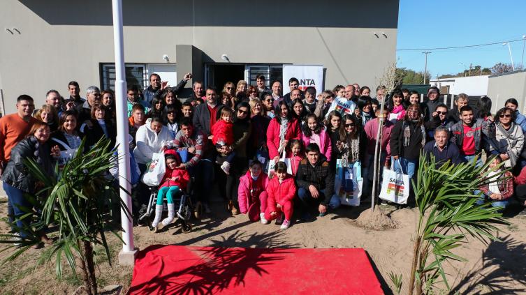 La provincia entregó viviendas a docentes de Helvecia