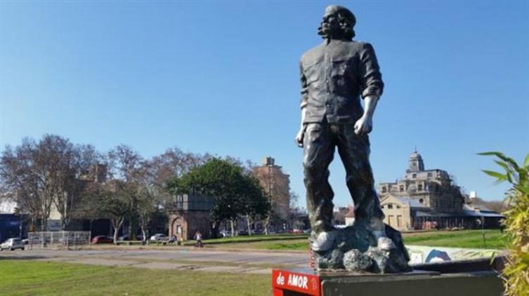 Quieren derribar la estatua del “Che” en Rosario
