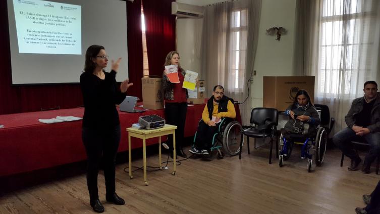 Capacitaron sobre voto accesible en Santa Fe y Rosario