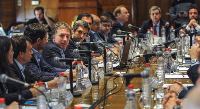 Acuerdan congelar el empleo público y frenar el gasto