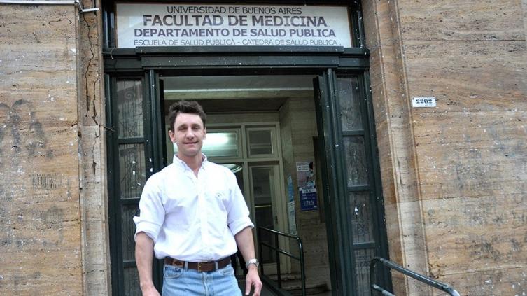 Médico solidario atiende gratis a pacientes que no tengan obra social