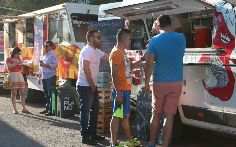 Instalarán siete food trucks en la ruta 168