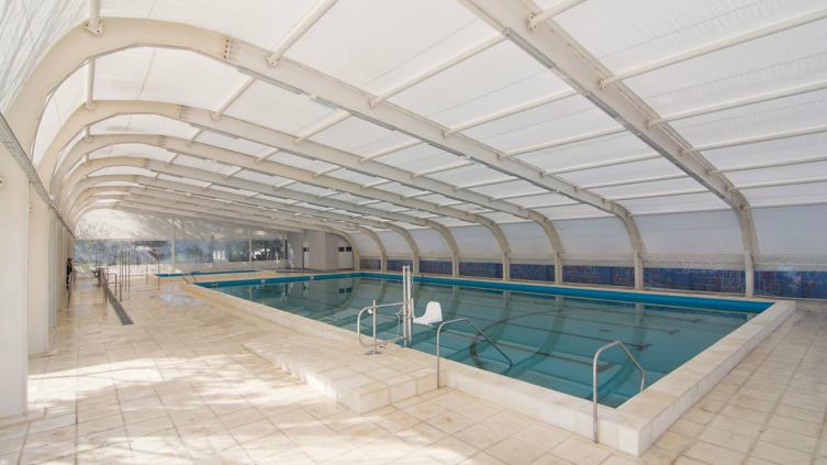 La Esquina Encendida inaugura la pileta climatizada