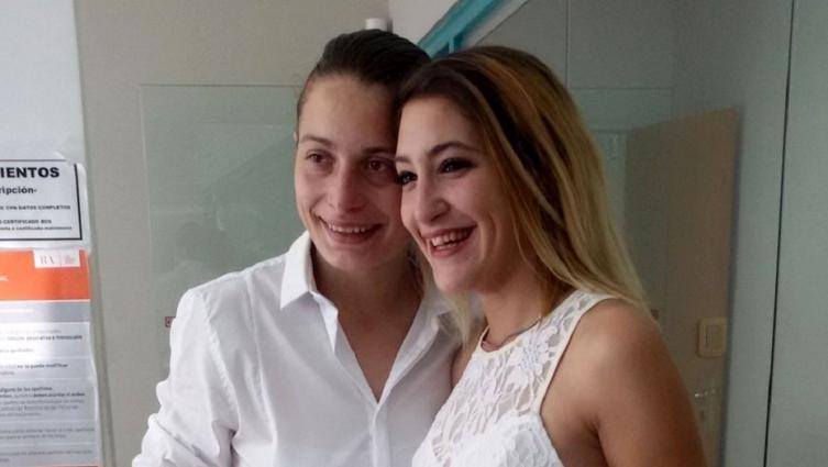 Detuvieron a una mujer por besarse con su esposa