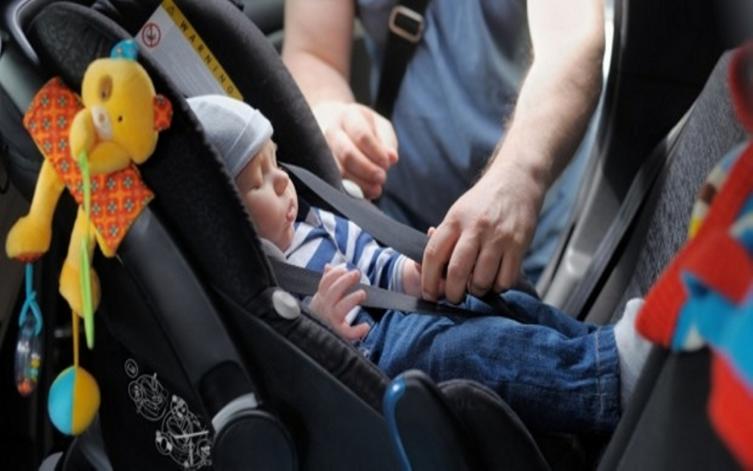 Multarán a los autos que transporten bebés sin su silla