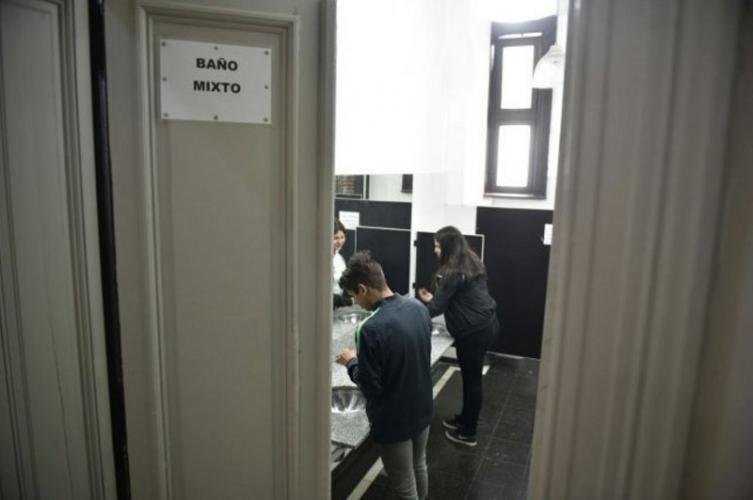 Inauguran el primer baño mixto en una escuela pública