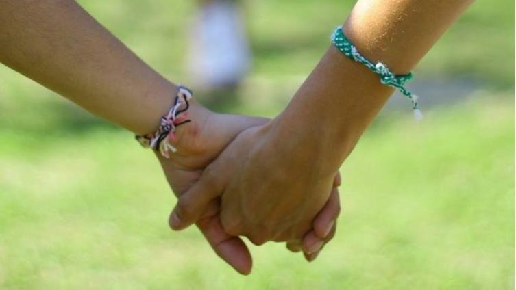 Buscan un hogar para una niña de 13 años