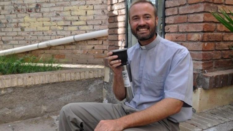 El padre Michael se enamoró y dejó los hábitos 