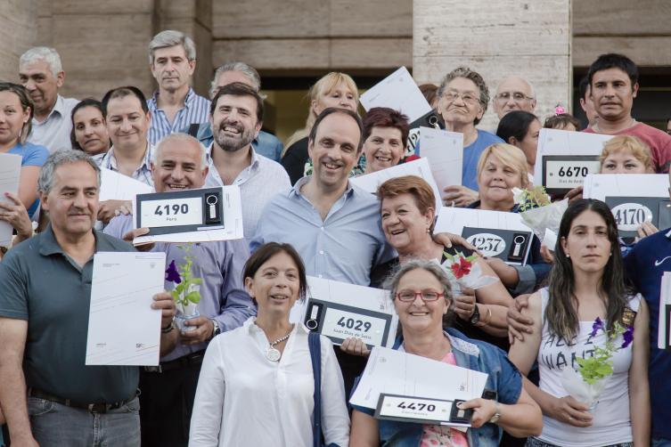 4092 familias recibieron sus escrituras de viviendas