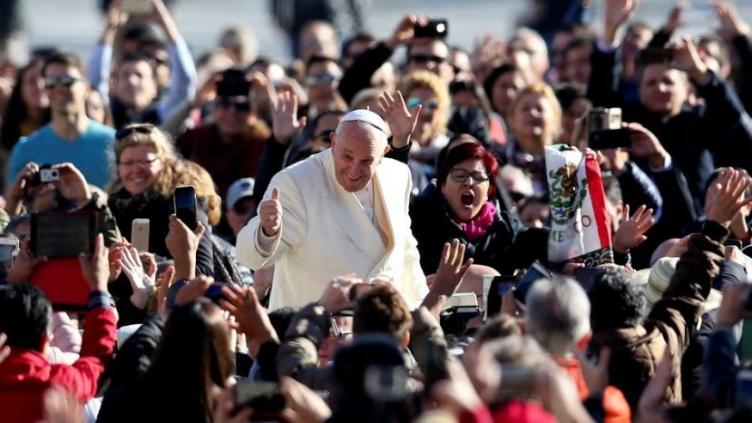 El Papa se enojó con los que sacan fotos durante las misas