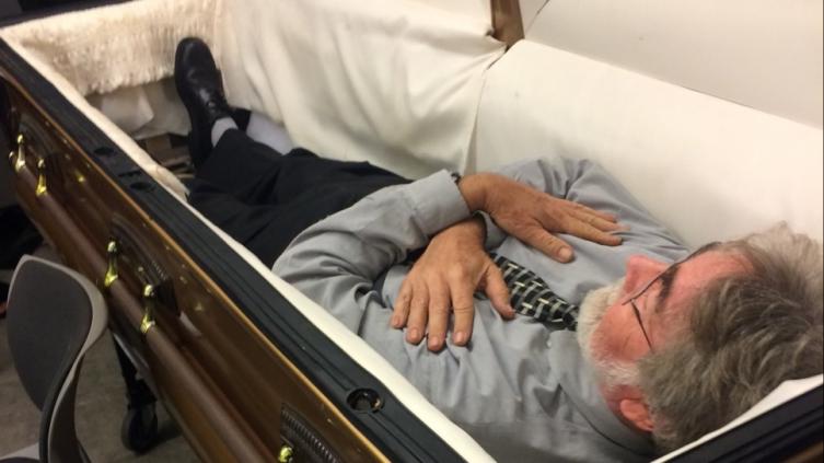 Un profesor recibió a sus alumnos en un ataúd 