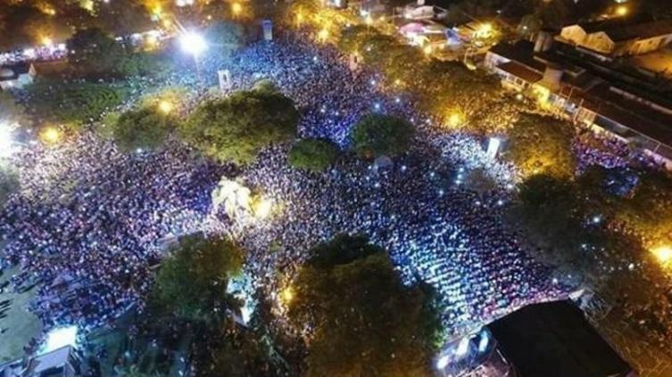Una multitud en el show de Los Palmeras con la Filarmónica