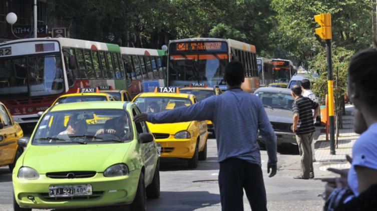 Los viajes en remís cayeron más de un 45 %