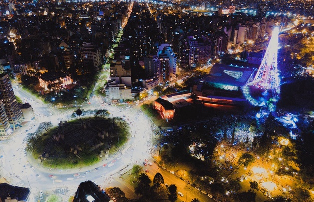 Encienden el árbol de Navidad más grande del país