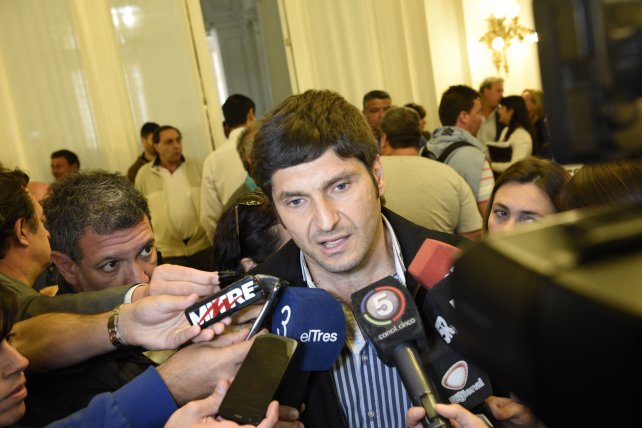 Pullaro propone crear un prototipo de taxi seguro