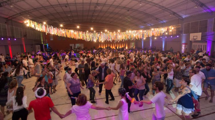 Y cayó gente al baile, en la Esquina Encendida