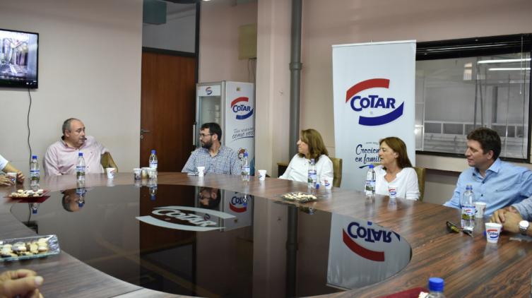 Provincia entregó $6 millones a la cooperativa láctea Cotar