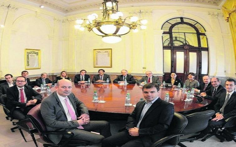 El FMI sugirió bajar sueldos y jubilaciones