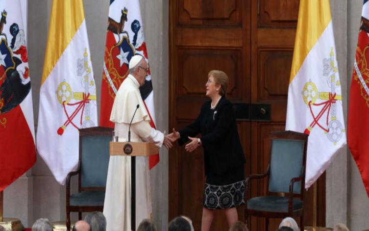 Bachelet: “Papa Francisco, su visita nos hace bien” 