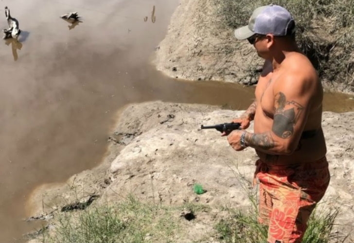 El Chino Maidana no para de sacarse fotos con armas
