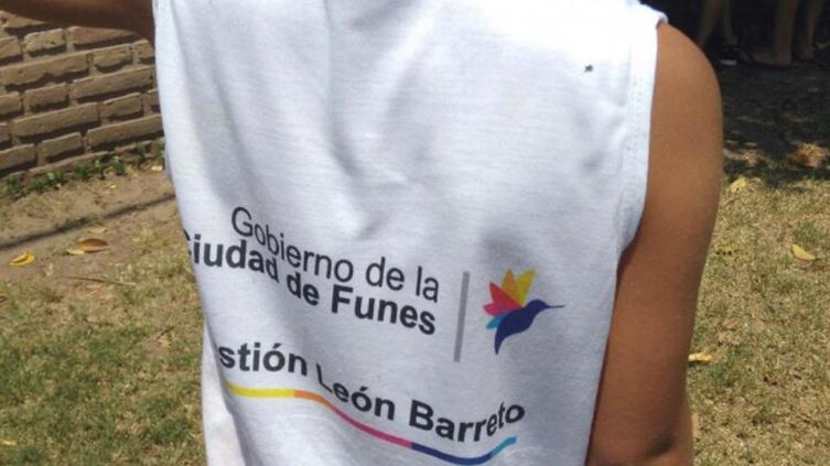 Entregan remeras con propaganda política del Intendente