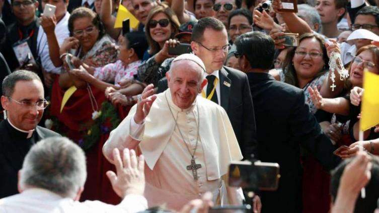 El Papa se despidió de Perú ante un millón de fieles