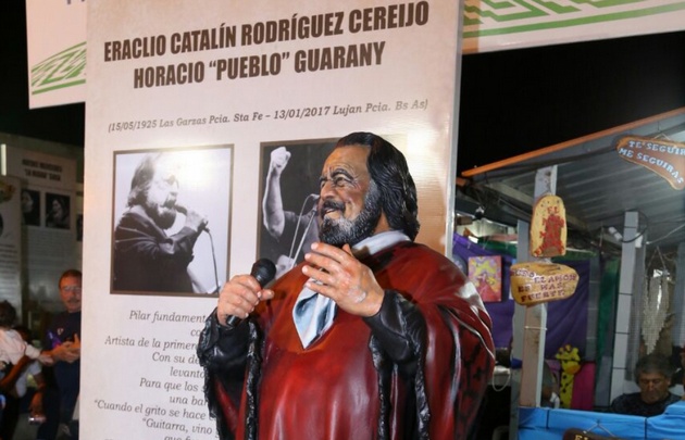 Horacio Guarany tiene su estatua en Cosquín