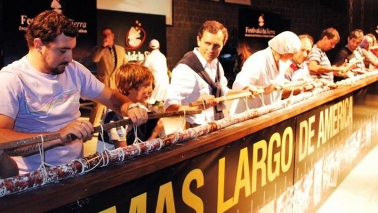 Se pelean por tener el salame más largo del mundo