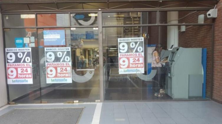 Bancarios amenazan con un paro de uno o dos meses