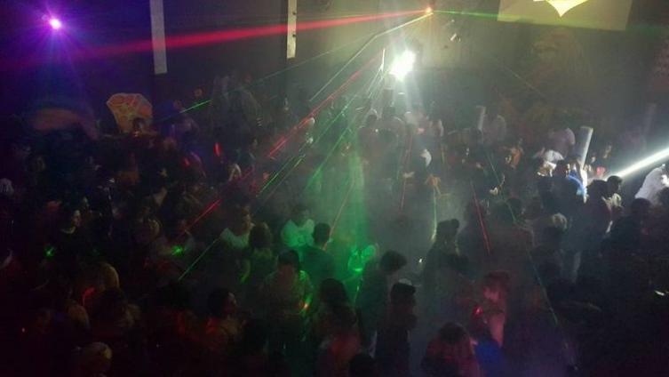 Promo en un boliche: las rubias gratis, las morochas pagan