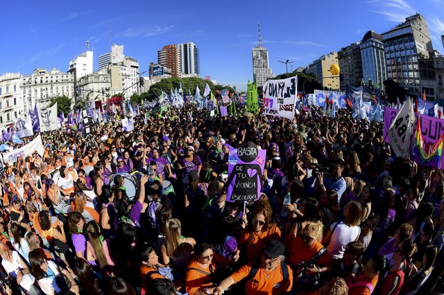 Multitudinarias marchas de mujeres en todo el país