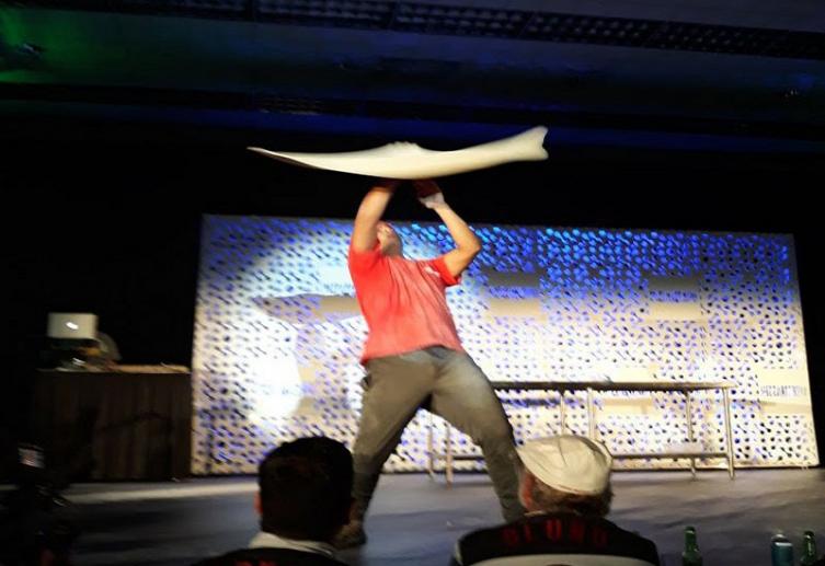 Un argentino es el mejor acróbata de pizzas del mundo