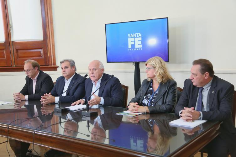 El gobernador aseguró que las paritarias siguen abiertas