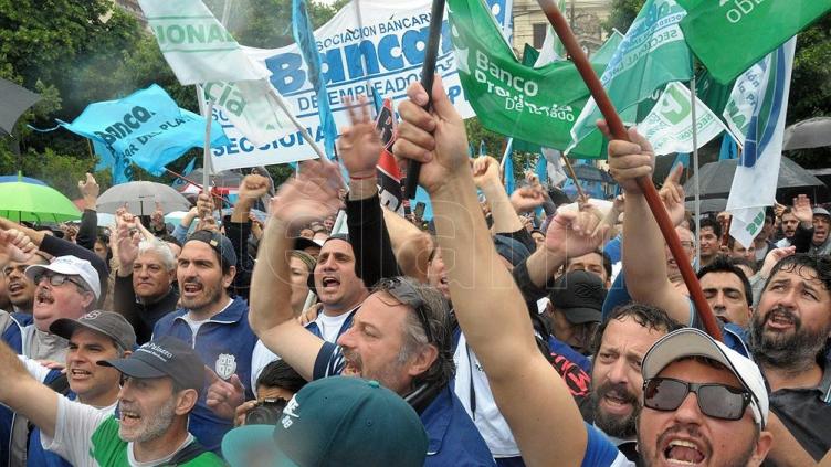 Bancarios, con sueldo inicial superior a 30.000 pesos