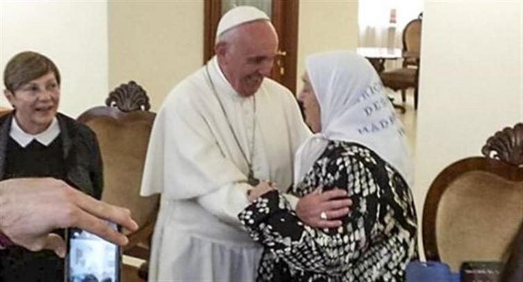 Francisco saludó a las Madres de Plaza de Mayo