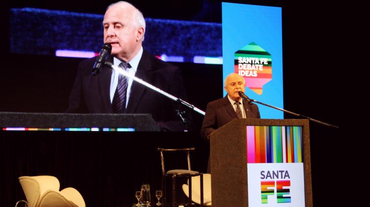 Disertó el Premio Nobel de Economía 2015