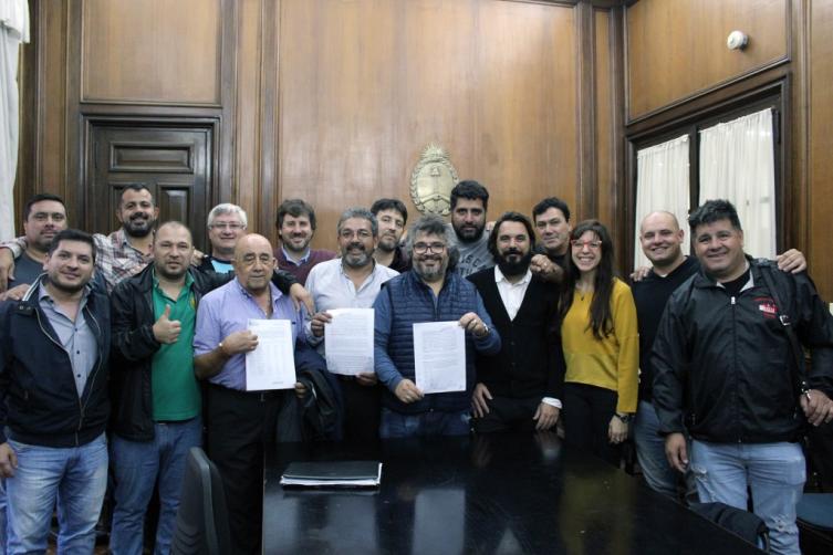 Aceiteros: suba del 19 % y bono salarial de casi $ 27.000