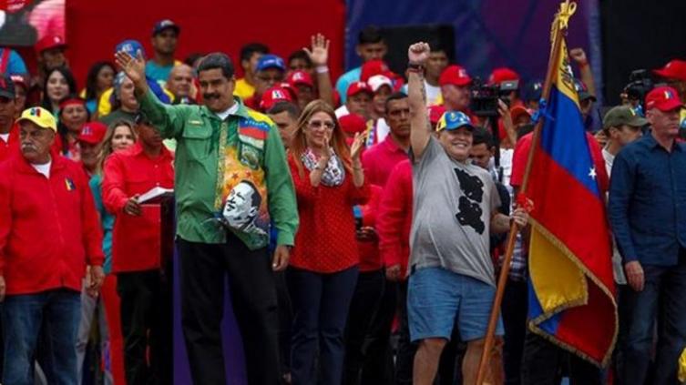 Maradona bailó en el cierre de campaña de Maduro