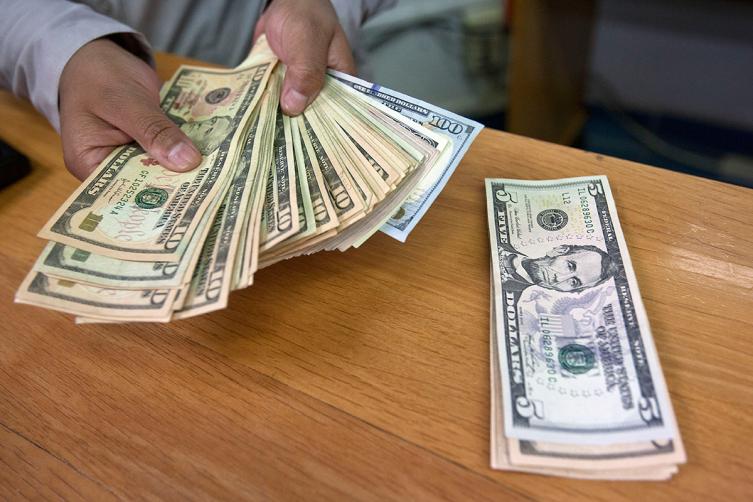 Se desplomaron los salarios en dólares de los argentinos